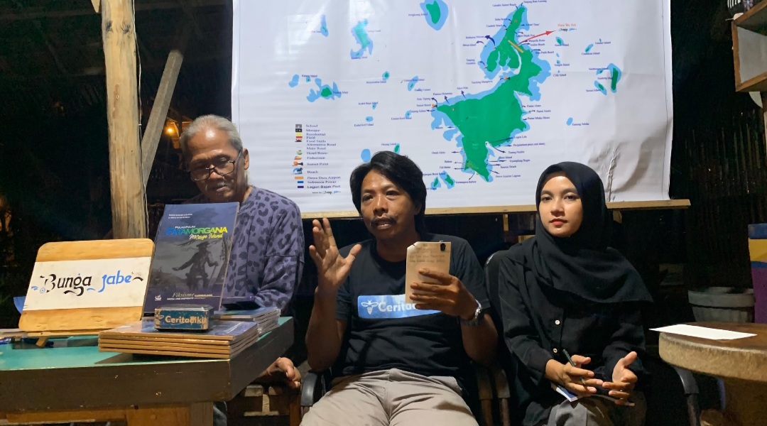 LAUNCHING: Proses rilis buku Pulau-pulau Fatamorgana berlangsung khidmat dengan banyak penanya pada Jumat (19/12) malam.