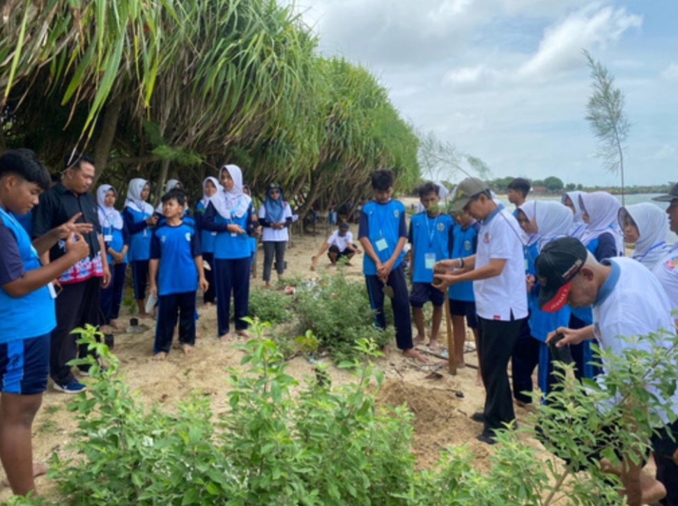 ANTUSIAS: Para siswa tengah melakukan penanaman pohon.