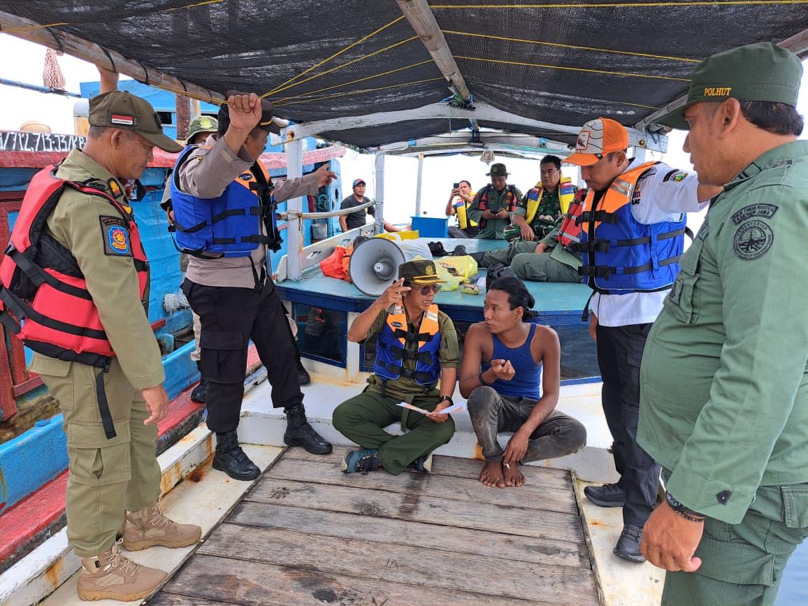 SISIR WILAYAH: Camat Karimunjawa Nuril Abdillah (kedua kanan) didampingi dengan Ka Seksi Pengelolaan Taman Nasional (SPTN) II Karimunjawa Isai Yusidarta (tengah bertopi) melakukan patroli belum lama.