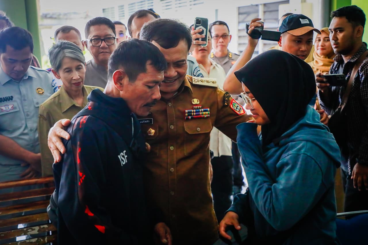 Gubernur Jawa Tengah Ahmad Luthfi mengunjungi kamar jenazah RSUP dr Kariadi, Kota Semarang, Senin 22 Desember 2025.