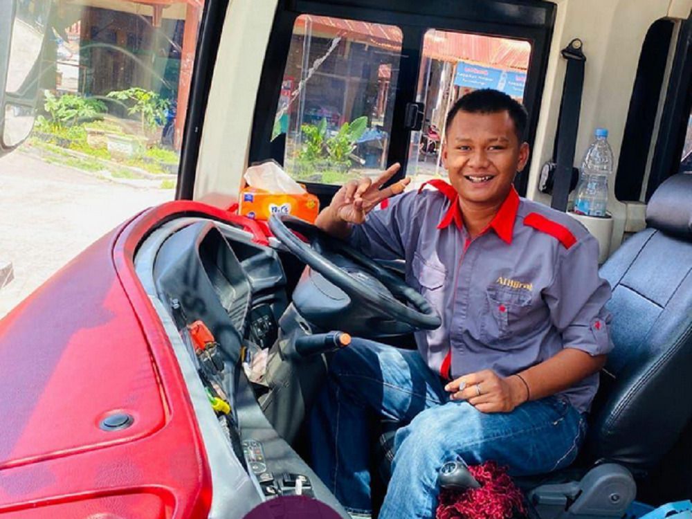 Sopir tersebut adalah Gilang Ihsan Faruq, 22, warga Jalan Komplek PJKA RT 01 RW 01 Kelurahan Tarok Dipo, Kecamatan Guguak Panjang, Kota Bukit Tinggi, Sumatera Barat.
