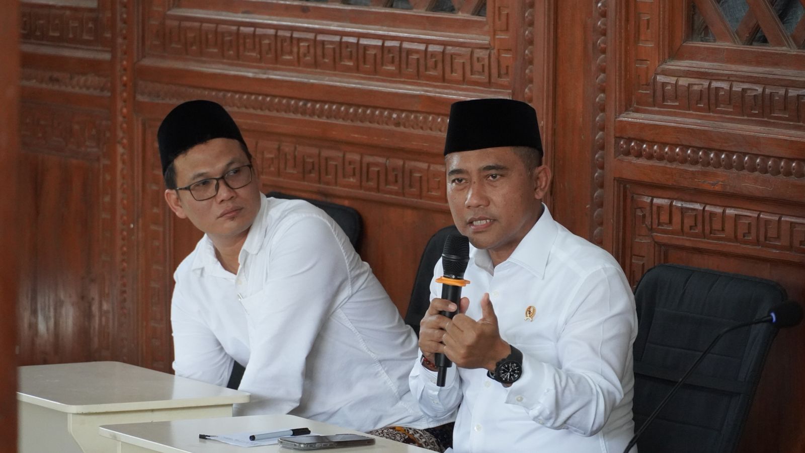 DIALOG: Pengasuh Pondodok LP3IA Narukan Zaimul Umam bersama Kepala BNPT Eddy Hartono berdialog kebangsaan bersama eks-Napiter di Rembang kemarin.