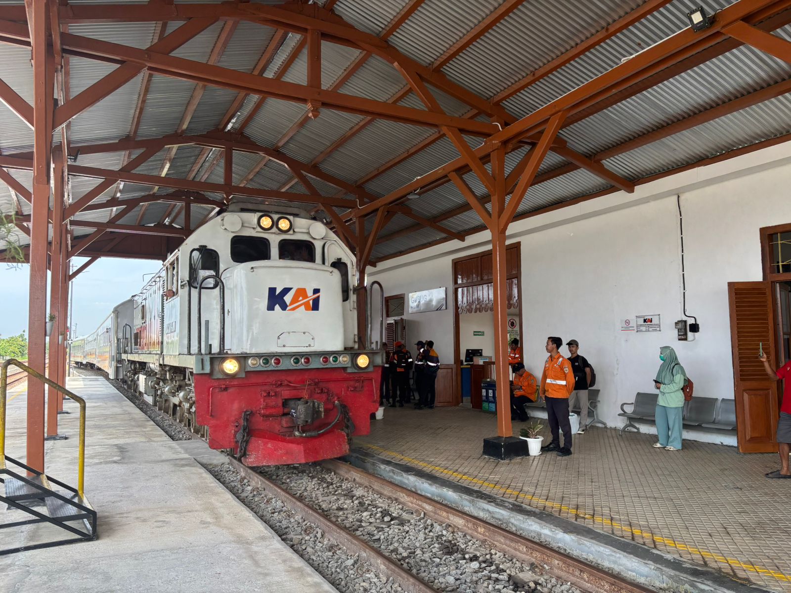 TRANSPORTASI: Penumpang saat naik transportasi kereta api.