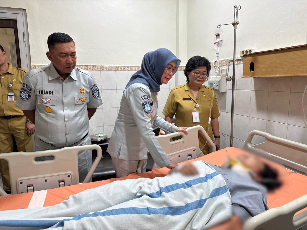 PEDULI: Para jajaran Jasa Raharja saat menyambangi korban kecelakaan di Jalan Tol KM 420&ndash;200, tepatnya di simpang susun Krapyak, Kecamatan Semarang Barat, Jawa Tengah