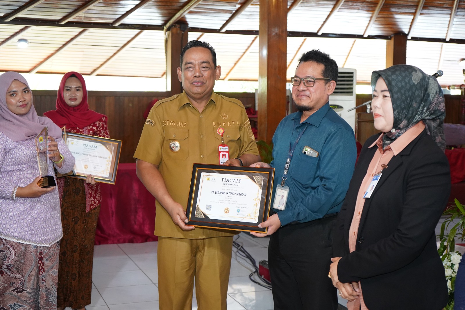 KOMITMEN: Bupati Grobogan Setyo Hadi saat memberikan penghargaan ke Pemimpin Bank Jateng Cabang Purwodadi.