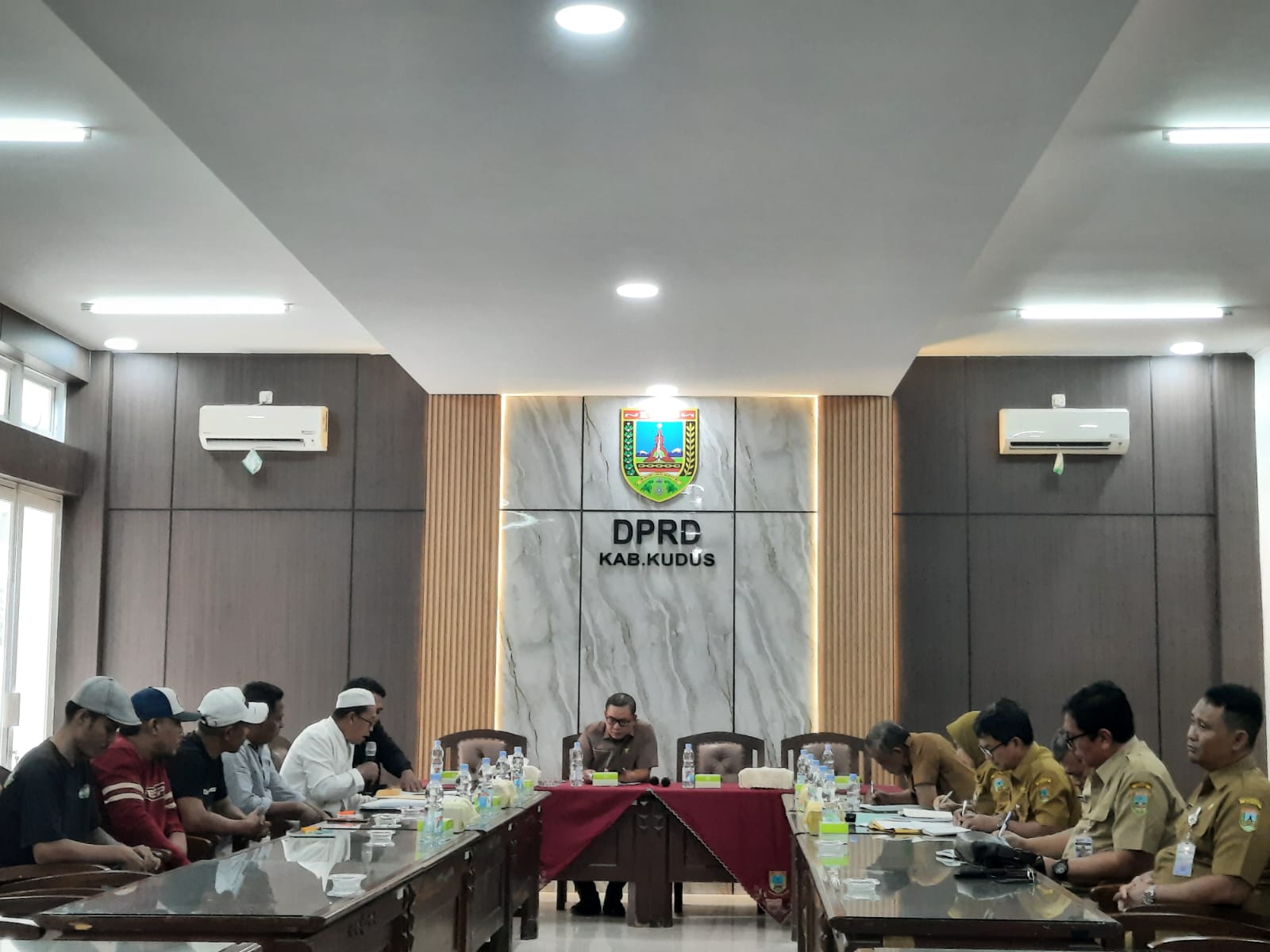 LAPOR KETUA: Perwakilan pedagang sayur malam Pasar Bitingan Kudus wadul pada Ketua DPRD Kudus Masan