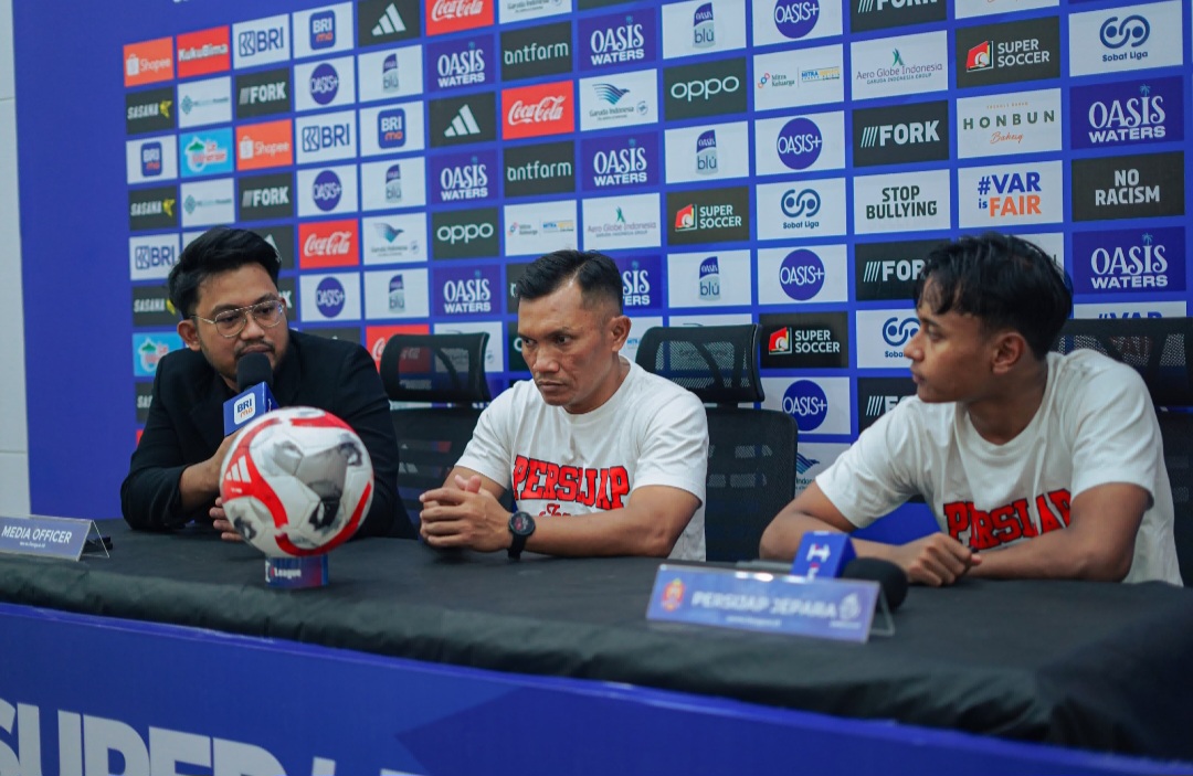 LAGA BERAT: Caretaker Persijap Jepara Danang Suryadi (tengah) didampingi dengan pemain Firman (kanan) dan MO Raafi (kiri) saat Konferensi Pers Pra-Pertandingan (PMPC) pada Senin (22/12).