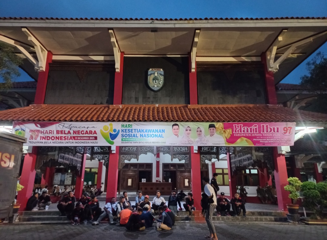TUNGGU KEJELASAN: Para buruh menunggu undangan diadakan rapat dewan pengupahan kembali pada Selasa (23/12).