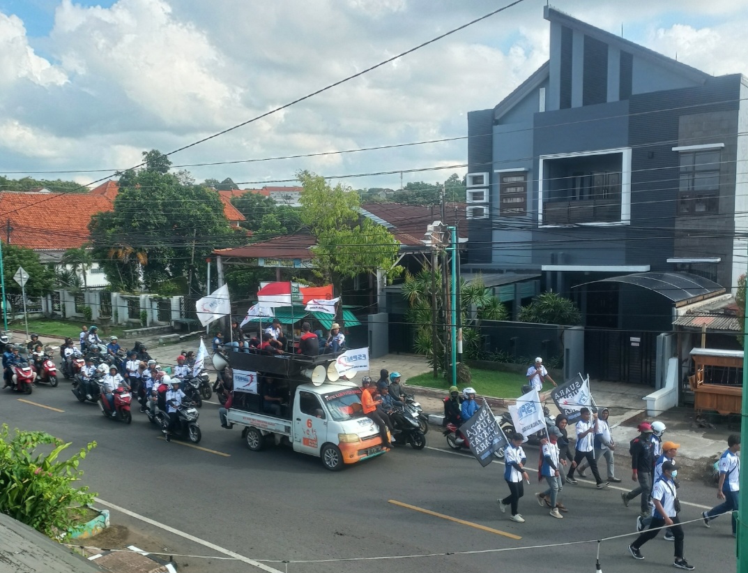 MARATON: Para buruh berjalan kaki dari PT Sami di Kecamatan Mayong hingga Kantor Bupati Jepara pada Senin (22/12).