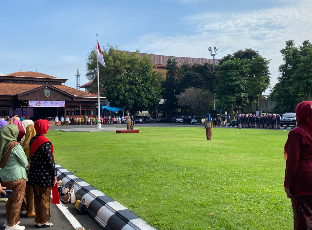 KHIDMAT: Istri Bupati Kudus, Endhah Endhayani Sam&rsquo;ani Intakoris memimpin Apel Peringatan Hari Ibu ke-97, Senin (22/12). (ANDIKA TRISNA SAPUTRA/RADAR KUDUS)