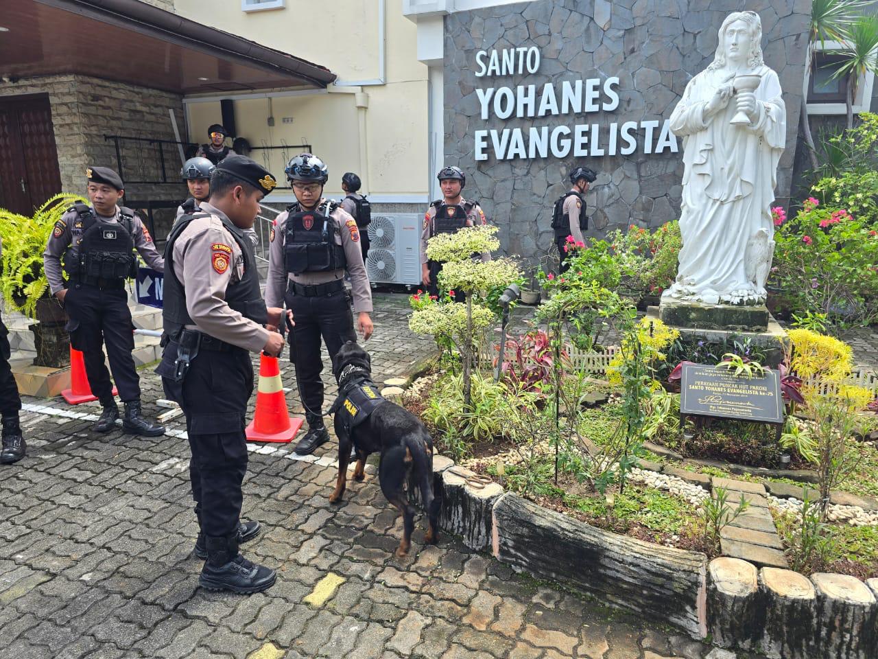 JAMIN KEAMANAN: Petugas kepolisian melakukan pengamanan dan sterilisasi di gereja.