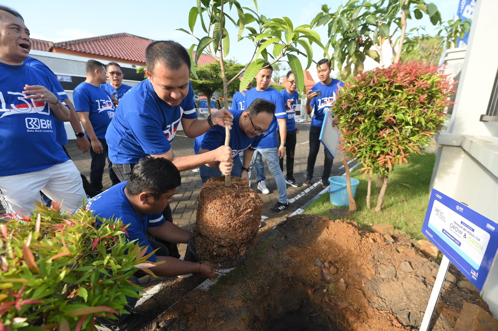 Kegiatan Grow & Green oleh BRI Branch Office Rembang di sekitar kantor