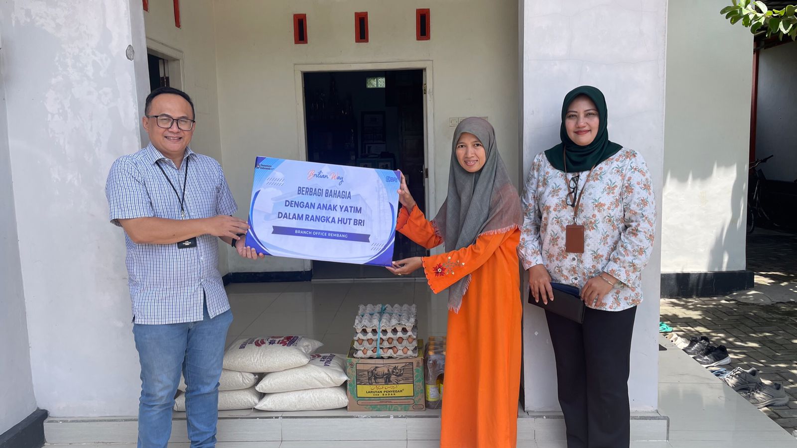 Kegiatan sosial BRI Rembang berbagi dan peduli terhadap masyarakat