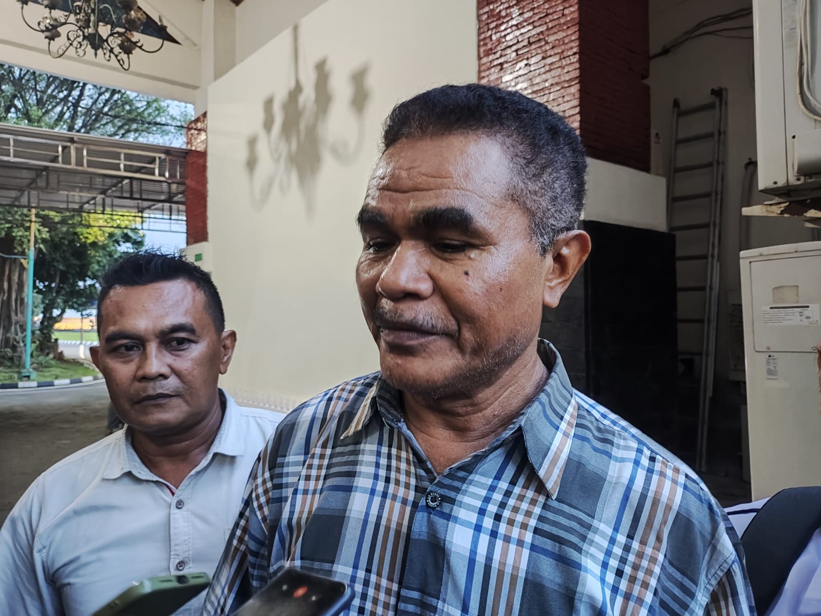 BELUM DIPUTUSKAN: Ketua SPSI Kudus, Andreas Hua memberikan keterangan usai rapat UMK di Pendopo Kudus.