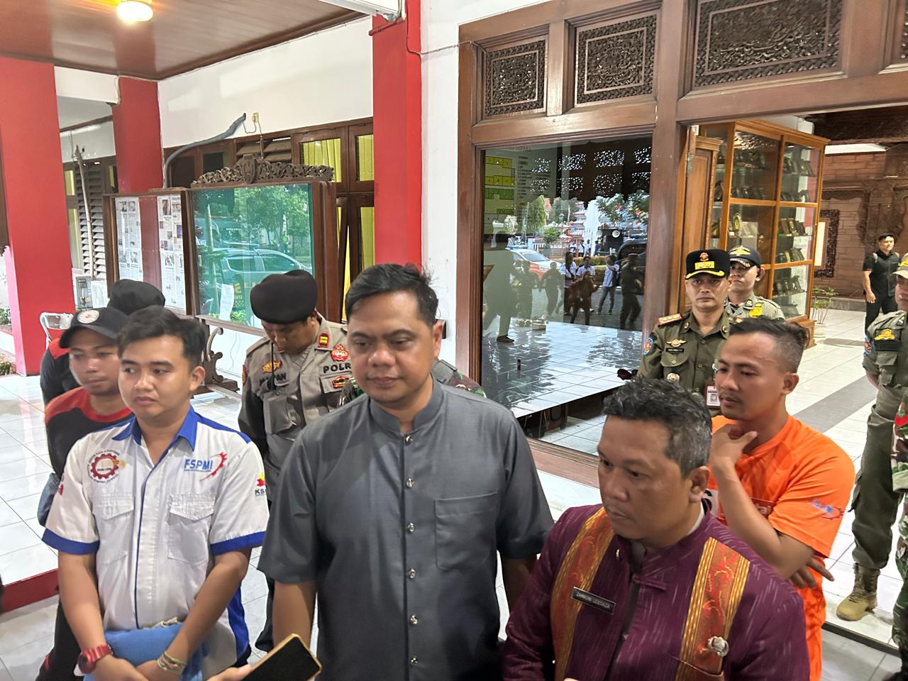 DIALOG: Bupati Jepara Witiarso Utomo usai temui perwakilan buruh yang long march menyampaikan aspirasi.