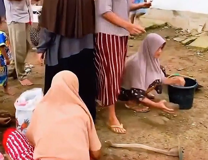 Warga Aceh Barat menyisir lumpur sisa banjir setelah menemukan butiran yang diduga emas.