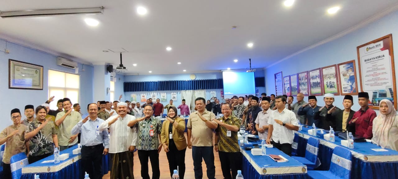 BERIKAN MOTIVASI &ndash; Wakil Bupati Grobogan Sugeng Prasetyo membuka Forum Group Diskusi Pengembangan Kewirausahaa  Menuju Pesantren Mandiri Kabupaten Grobogan Bersama Bank BKK Purwodadi, Selasa (23/12).