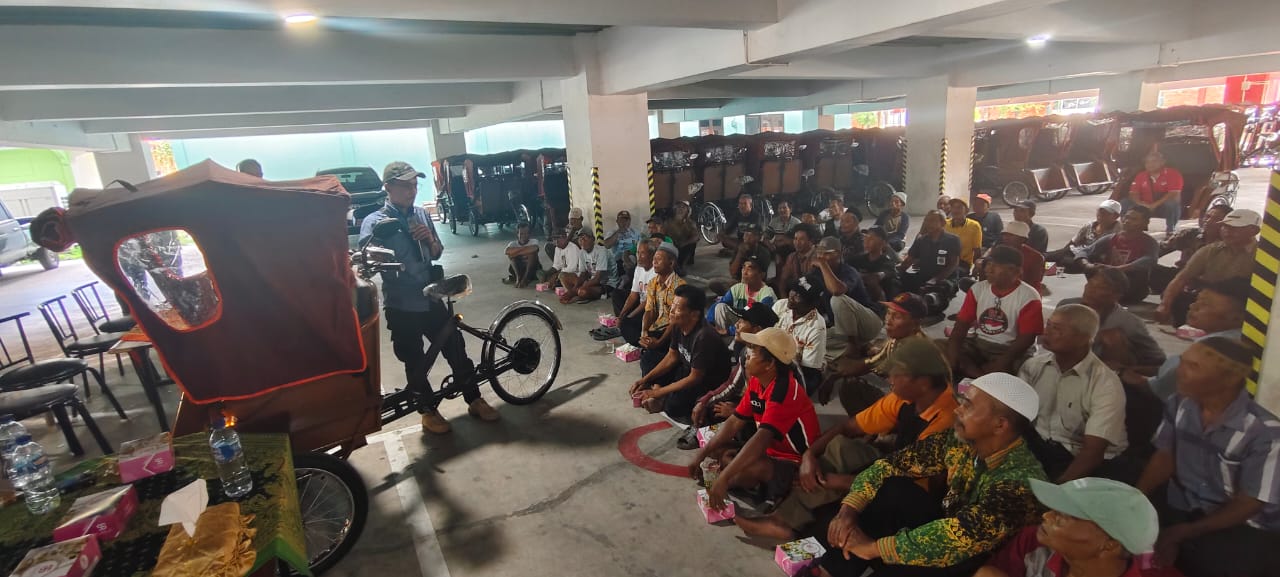 UJI COBA &ndash; Tukang becak di Kabupaten Grobogan mendapatkan sosialisasi penggunaan Becak Listrik bantuan dari Presiden RI Prabowo Subianto di halaman parkir kantor MPP Purwodadi, Selasa (23/11).