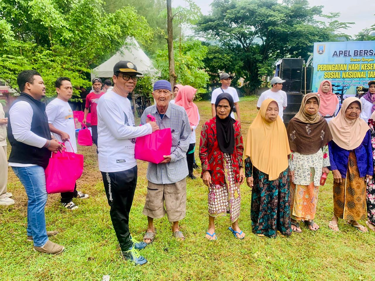 BAKTI SOSIAL. Kegiatan apel bersama dilanjutkan penyerahan bantuan bagi warga lanjut usia.