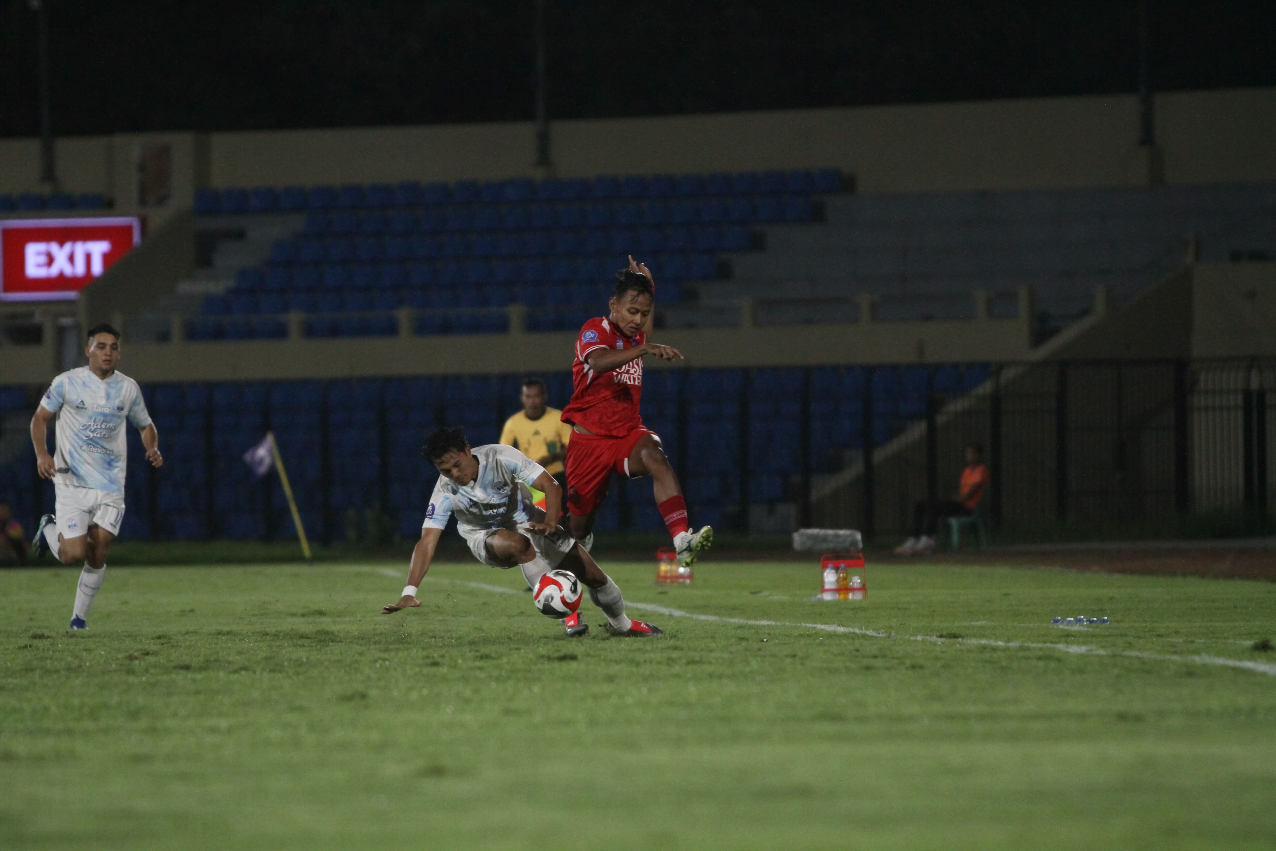 SENGIT: Pemain Persijap Jepara berebut bola dengan pemain PSIM Yogyakarta.