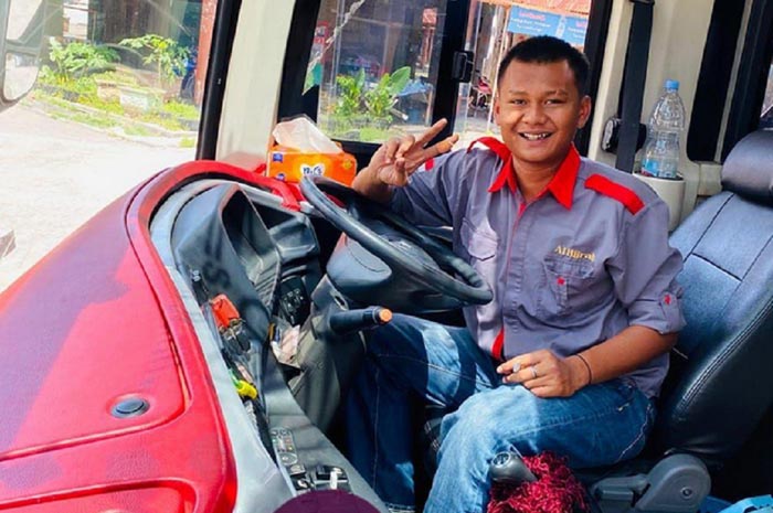 Gilang Ihsan Faruq saat masih menjadi pengemudi PO Al Hijrah jurusan Padang-Jakarta-Bandung