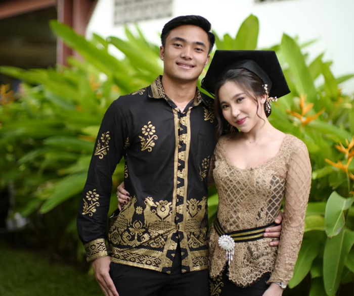 Ernando Ari Foto bersama dengan tunangannya, Devani Audri, gadis asal Kudus saat wisuda