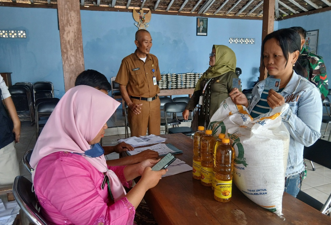 ANTUSIAS: Warga kelurahan Tegalgunung (kanan depan) saat mengambil bantuan di kantor kelurahan Tegalgunung Kecamatan Blora.