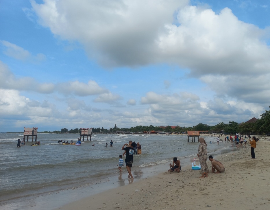 SERU: Para pengunjung tengah bermain air di kawasan Pantai Bandengan.
