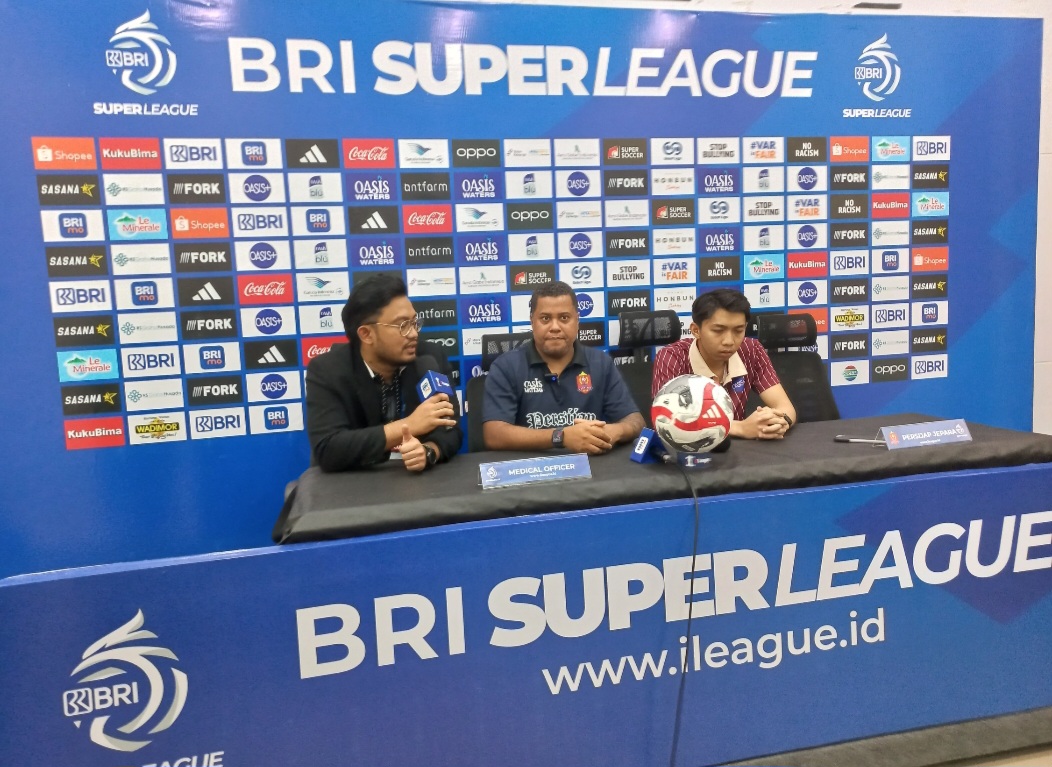 KONFERENSI PERS: Head Coach Persijap Jepara Divaldo (tengah) didampingi Adzikry (kanan).