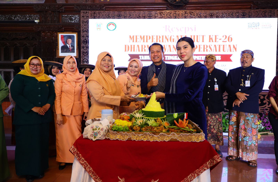 SIMBOLIS: Bupati dan Wakil Bupati Kudus, Penasehat DWP serta Ketua DWP Kudus memotong tumpeng sebagai simbol rasa syukur, Selasa (23/12). (DINAS KOMINFO KUDUS UNTUK RADAR KUDUS)