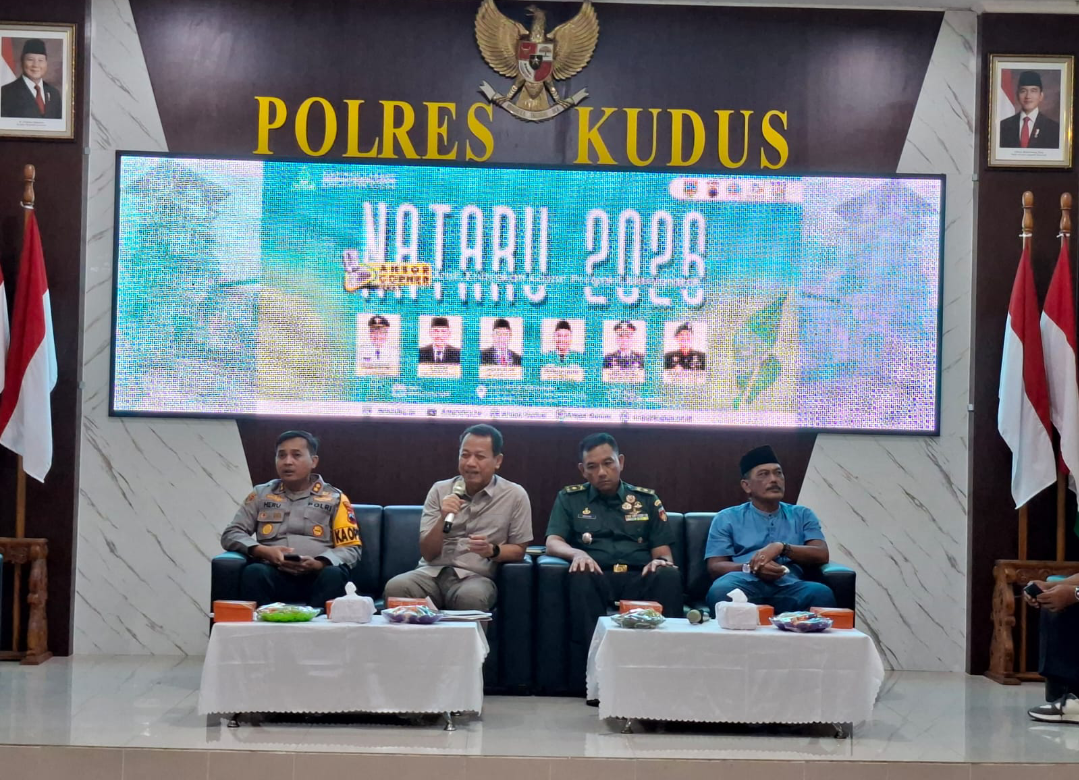 TANYA JAWAB: Bupati Kudus Sam&rsquo;ani Intakoris berdiskusi terkait penyakit masyarakat bersama Ansor Kudus, Senin (22/12). (ANDIKA TRISNA SAPUTRA/RADAR KUDUS)