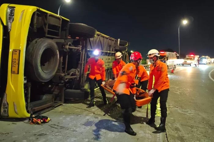 Petugas Basarnas saat mengevakuasi penumpang bus Cahaya Trans yang mengalami kecelakaan di Tol Krapyak Semarang, Senin (22/12/2025)