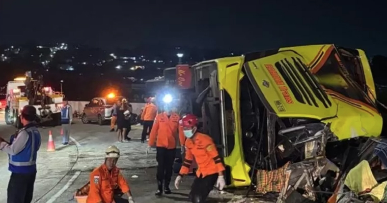 Tim SAR melakukan proses evakuasi korban kecelakaan bus cahaya trans di jalan tol Semarang