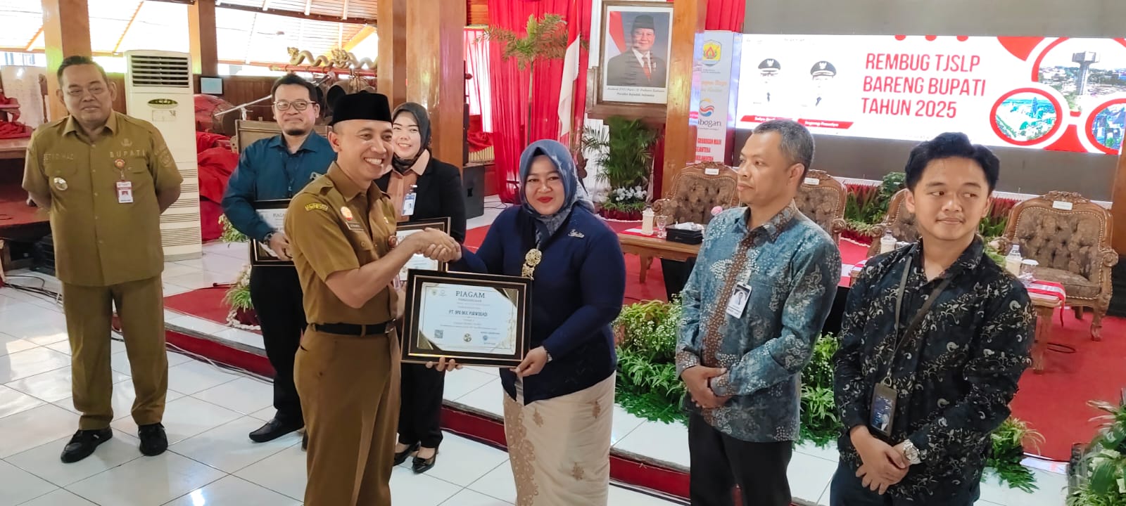 SERAHKAN HADIAH &ndash; Sekda Grobogan Anang Armunanto menyerahkan juara tiga CSR kepada BKK Purwodadi melakukan program TJSL di Pendopo Kabupaten.