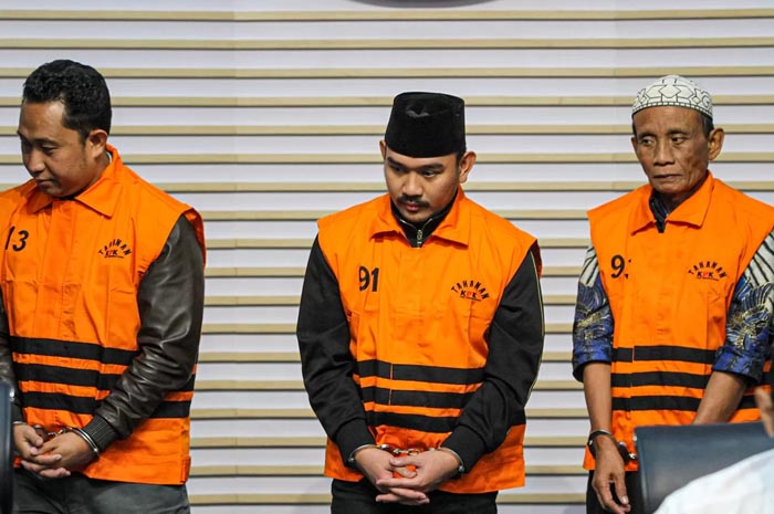 Bupati Bekasi Ade Kuswara Kunang (tengah) bersama ayahnya H.M. Kunang (kanan) dan pihak swasta Sarjan (kiri) dihadirkan saat konferensi pers penahanan usai terjaring OTT di Gedung Merah Putih KPK.