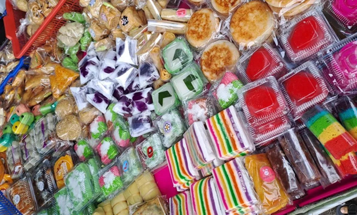 Aneka jajanan jadul seperti kue lapis, cenil, dan klepon kembali diminati pembeli di Pasar Tradisional Karangbener, Kudus.