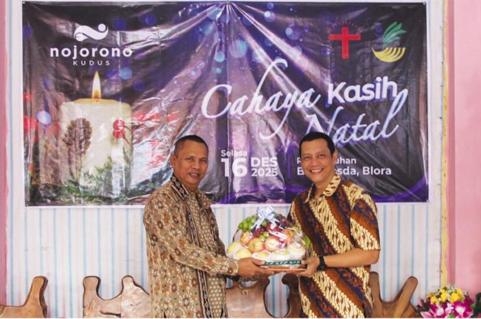 SIMBOLIS: Nojorono Kudus secara simbolis memberikan paket Natal berupa sembako dan kebutuhan panti, kepada Panti Asuhan Baythesdha.