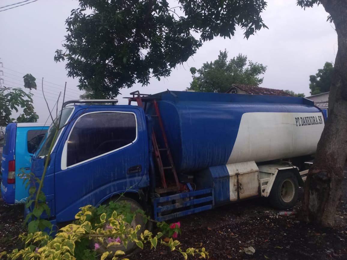 NGANDANG: Dua unit truk pengangkut minyak mentah di Ngiri masih diamankan di Polres Rembang sebagai barang bukti kasus.