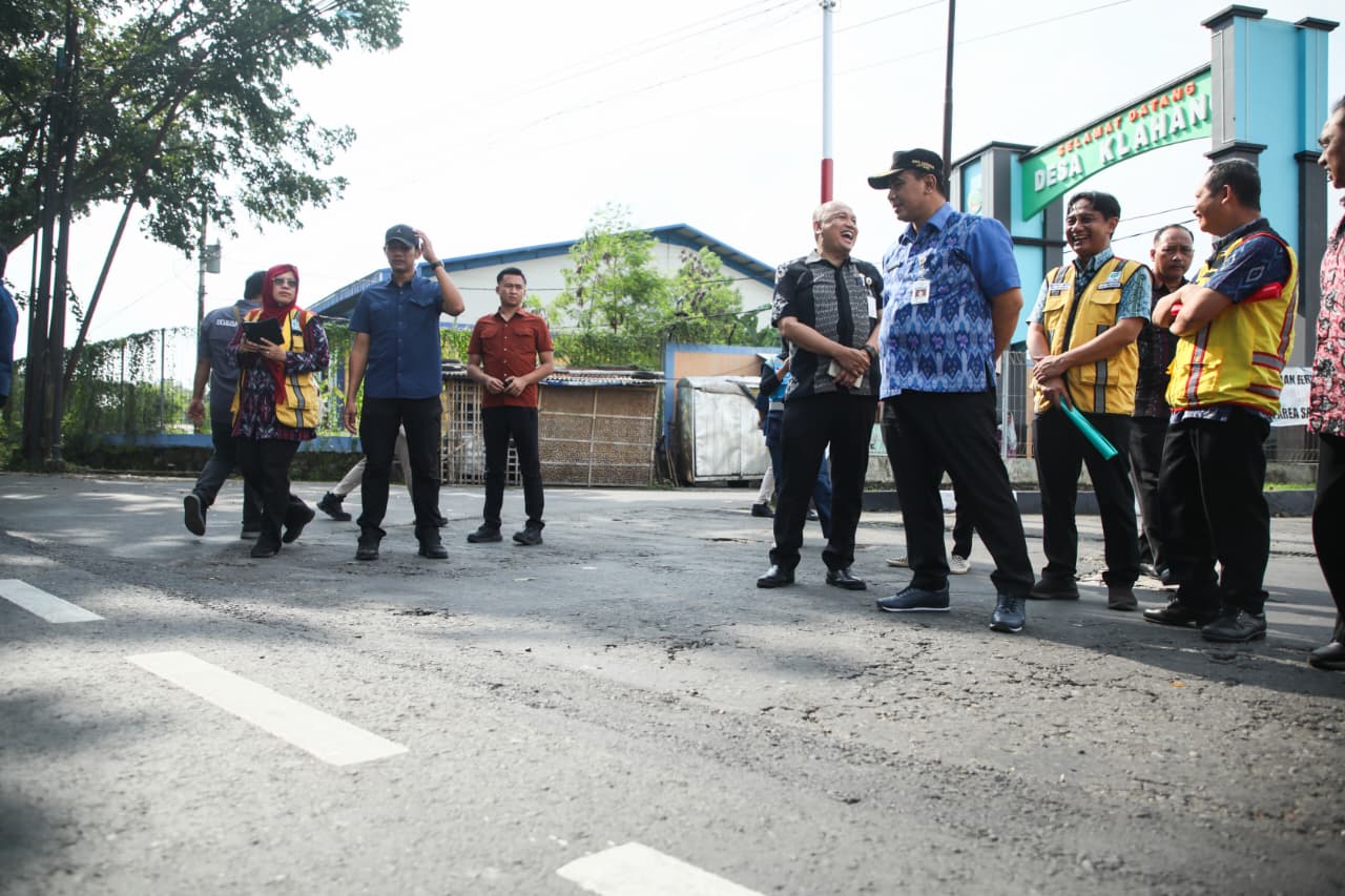 CEK LAPANGAN: Wagub Taj Yasin melihat perbaikan jalan provinsi belum lama ini.