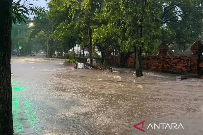 Banjir merendam sejumlah kawasan di Cirebon, Jawa Barat, sejak Selasa (23/12/2025).