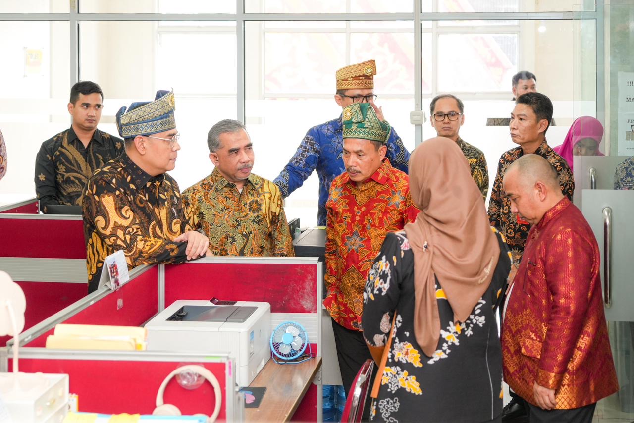 MENINJAU: Wamen Ossy saat meninjau Kantah Pekanbaru.