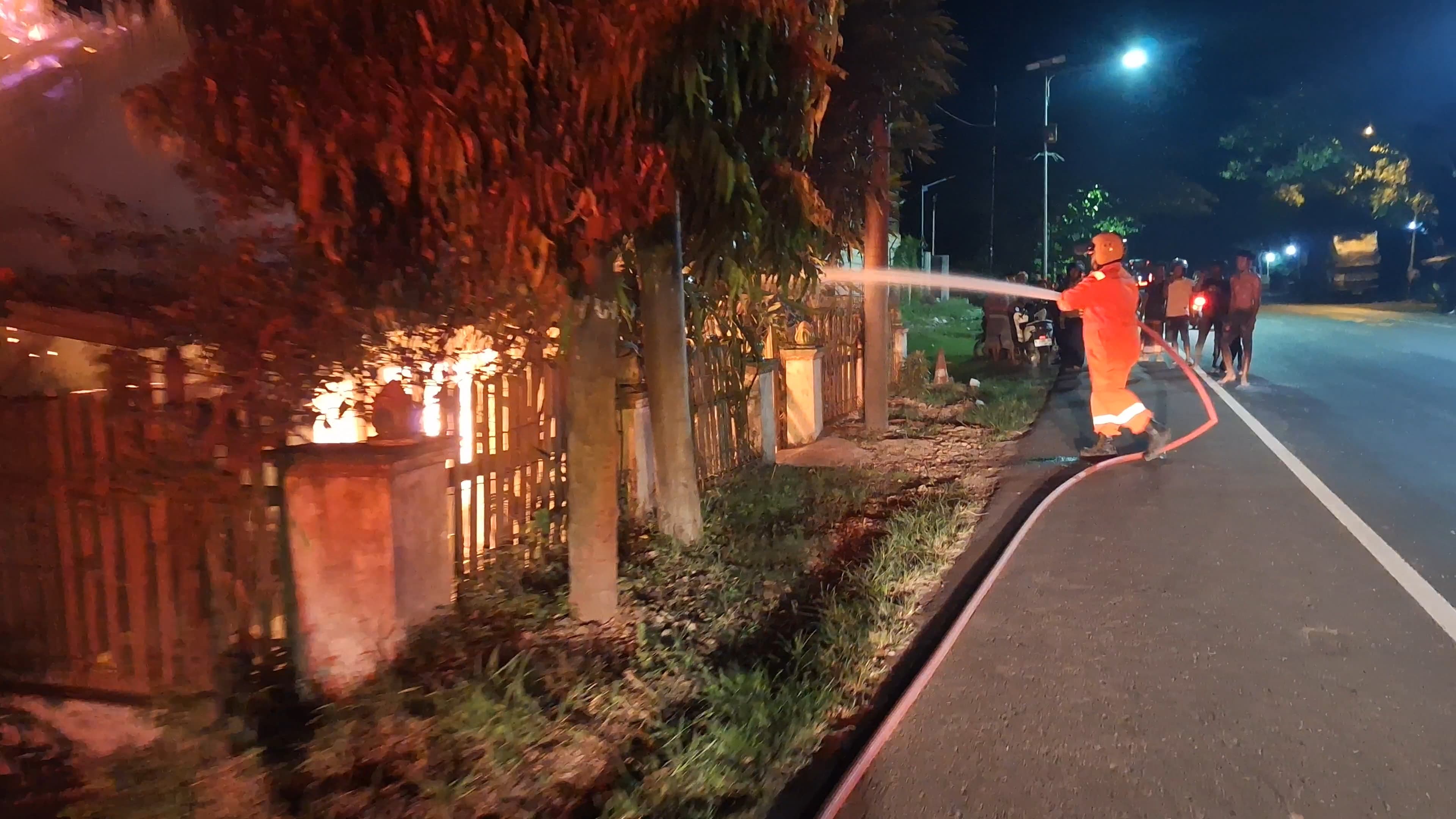 PADAMKAN API: Petugas Damkar Rembang memadamkan api di rumah milik Markus di Desa Tritunggal.