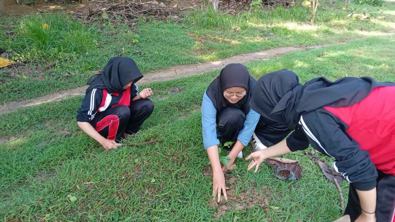 PENGHIJAUAN: Yayasan Sunniyah Selo saat melakukan penanaman pohon di Desa Kenteng Kecamatan Toroh.
