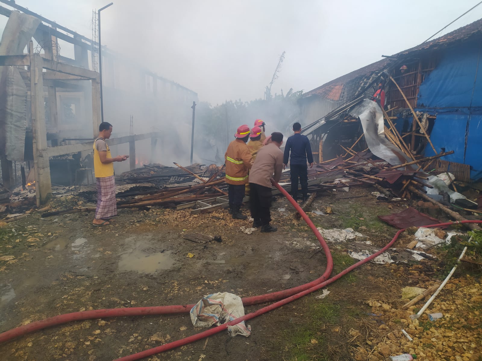 PADAMKAN API &ndash; Petugas pemadam kebakaran dibantu Polsek Brati dan warga melakukan pemadaman api di kandang Ayam di Dusun Singorojo, Desa Tirem, Kecamatan Brati.