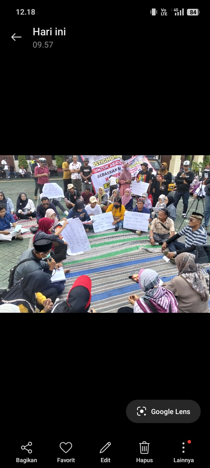 BERDIRI: AMPB menggelar aksi damai di PN Pati pada Rabu (24/12).