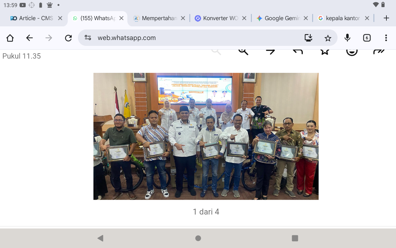 ALHAMDULILLAH: Wabup Jepara Gus Hajar bersama jajarannya menyerahkan hadiah dan apresiasi kepada wajib pajak Jepara.