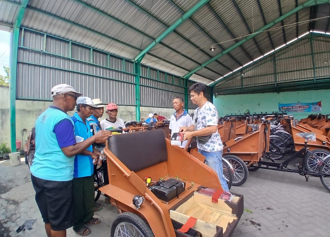 ANTUSIAS: Para pebecak di Kabupaten Blora saat mendapat pengarahan penggunaan becak listrik dari Presiden Prabowo Subianto.