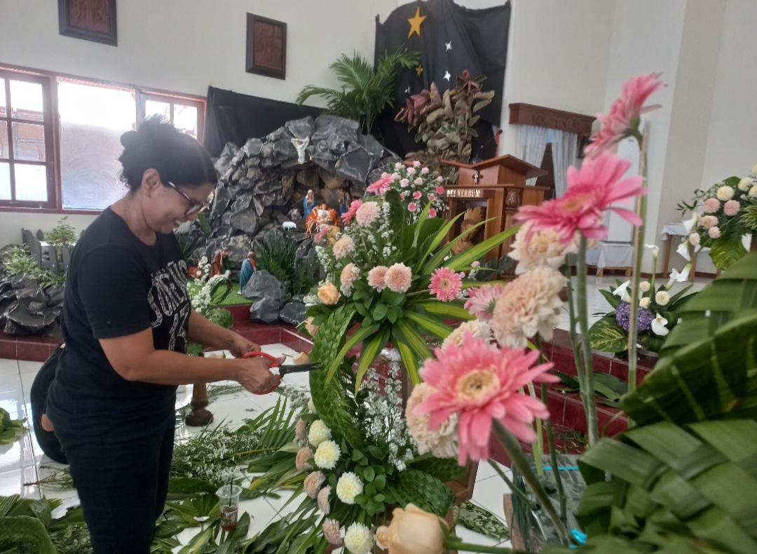 TELATEN: Panitia tengah menyiapkan pernak-pernik untuk goa natal di Gereja Stella Maris pada Rabu (24/12).