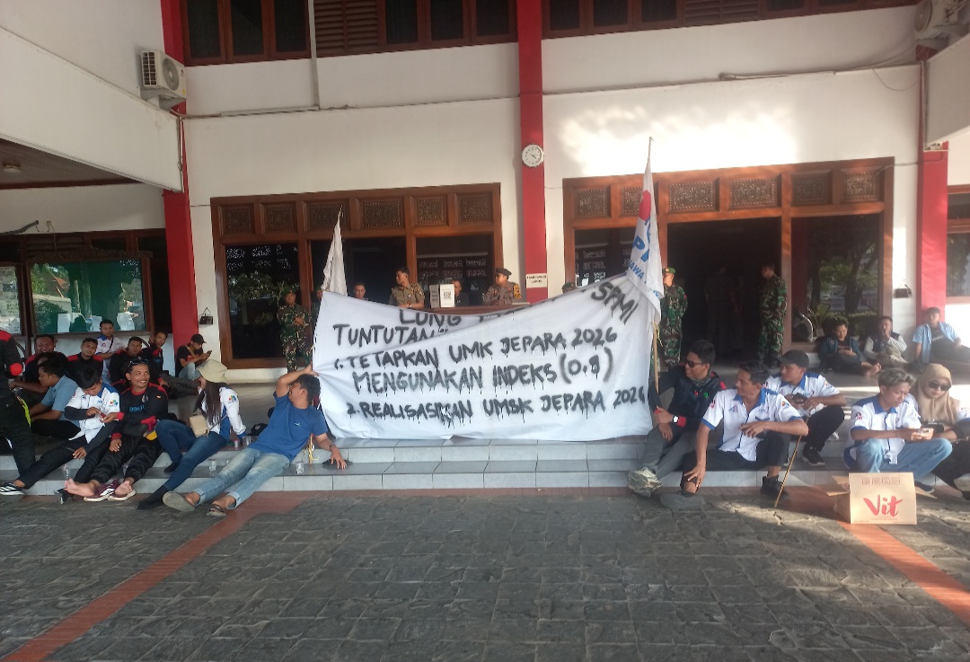 DEMONSTRASI: Massa Aksi saat menuntut kenaikan UMK dan realisasi UMSK di Kantor Bupati Jepara pada Senin (22/12).