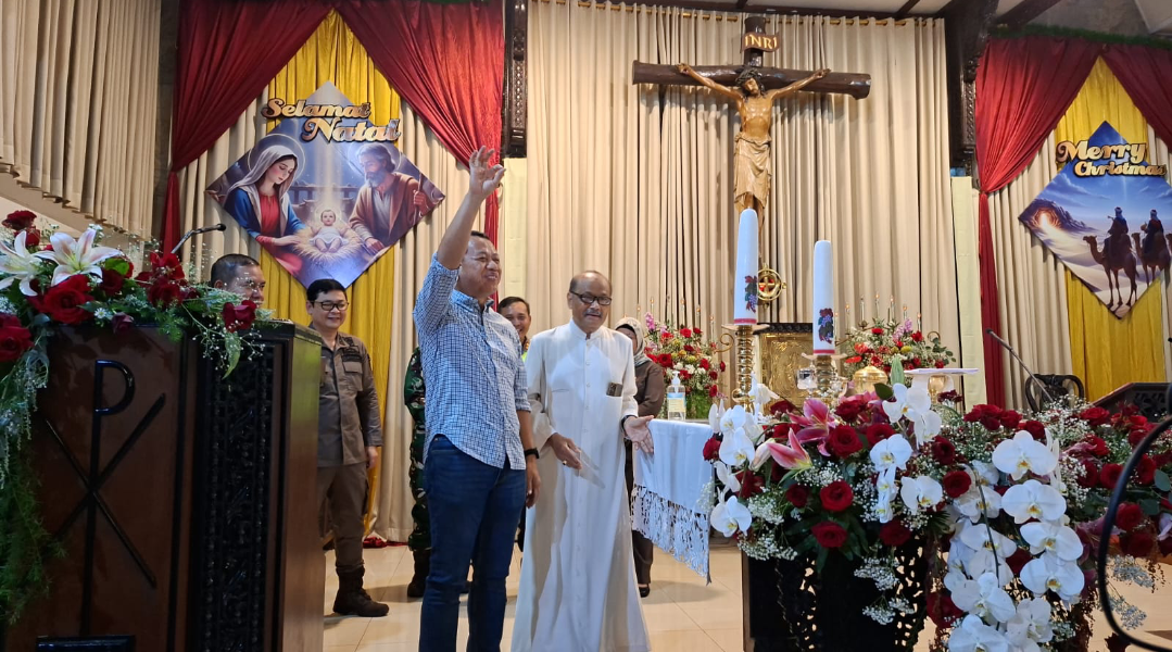 KUNJUNGAN: Bupati Kudus Sam&rsquo;ani Intakoris bersama jajaran OPD menyambangi perayaan misa Natal di sejumlah gereja di Kudus, Rabu (24/12). (ANDIKA TRISNA SAPUTRA/RADAR KUDUS)